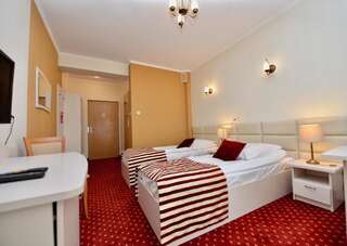 Отель Hotel Lord Дембица Двухместный номер с 2 отдельными кроватями-1